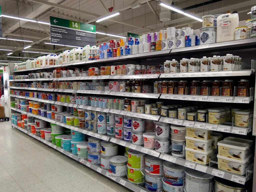 Банки краски на полках магазина